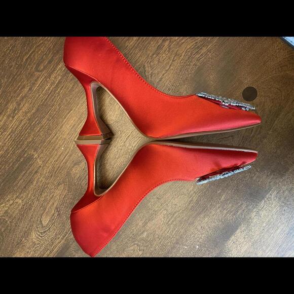 Elegant Red Satin Heels with Crystal Embellishments - Picture 5 of 7